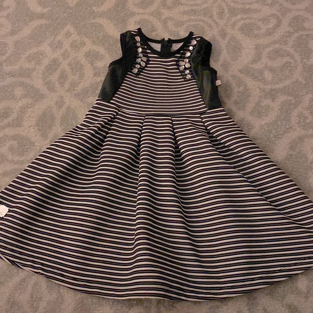 Girls dress size small (4).